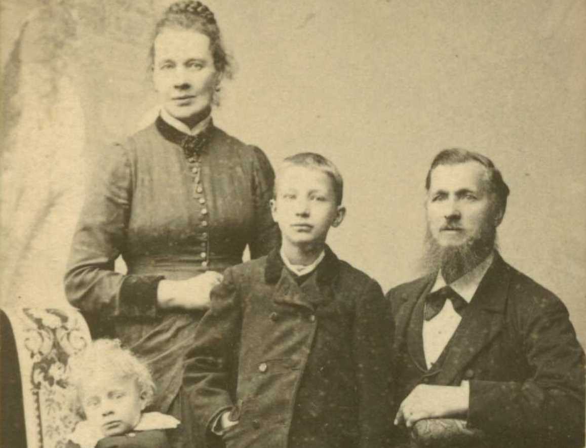 Troligen Skomakare Johan Erik Jonsson med  familj