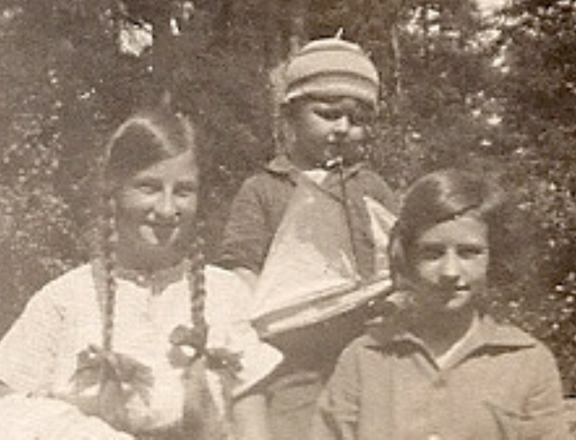 Sonen Claes Erik Jonssons barnbarn Inga, Lars-Gustaf och Maj.